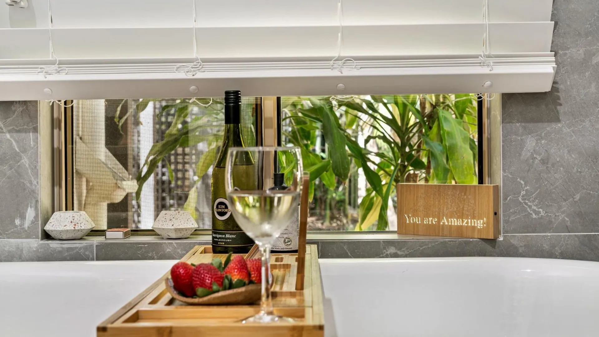 Elevata Villa Luxe Spa Jacuzzi - Wood Fire - Claw Bath - Pet Friendly Montville Holiday home