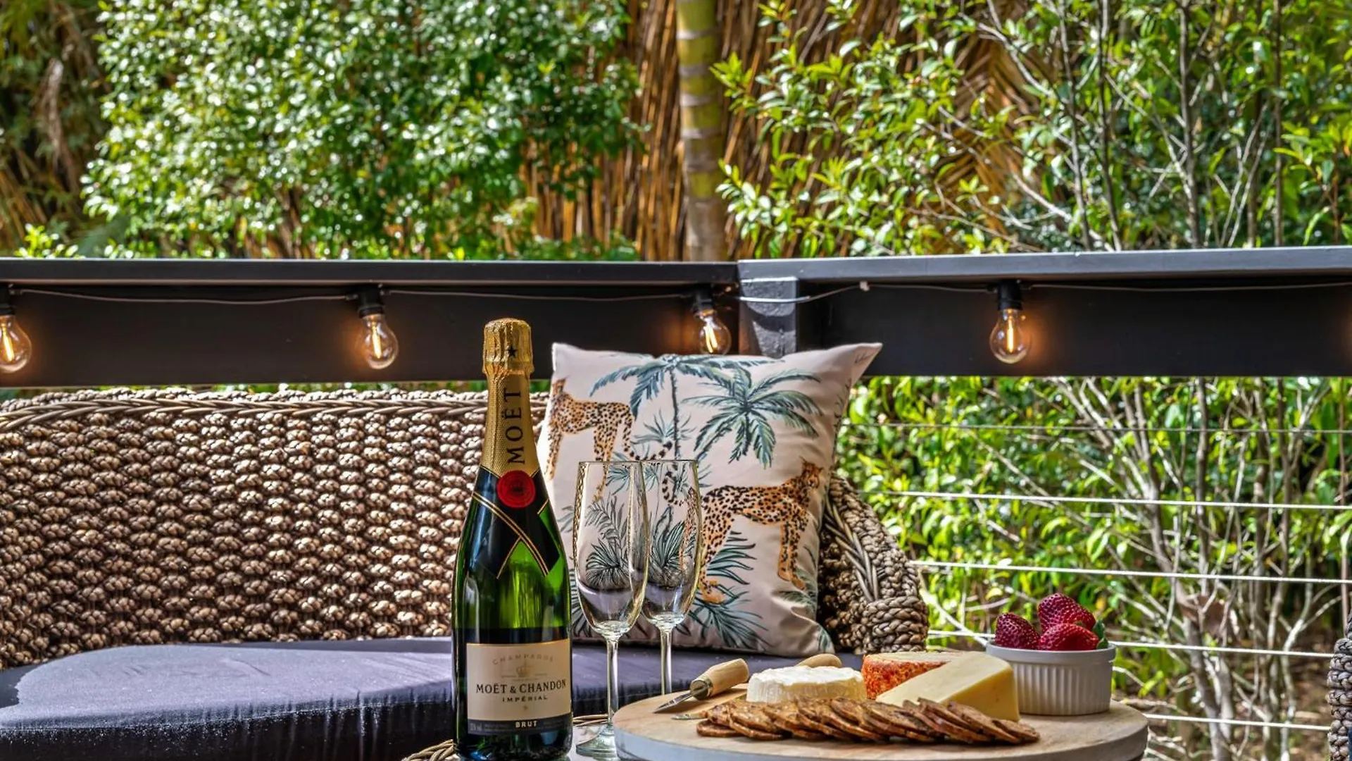 Elevata Villa Luxe Spa Jacuzzi - Wood Fire - Claw Bath - Pet Friendly Montville Holiday home